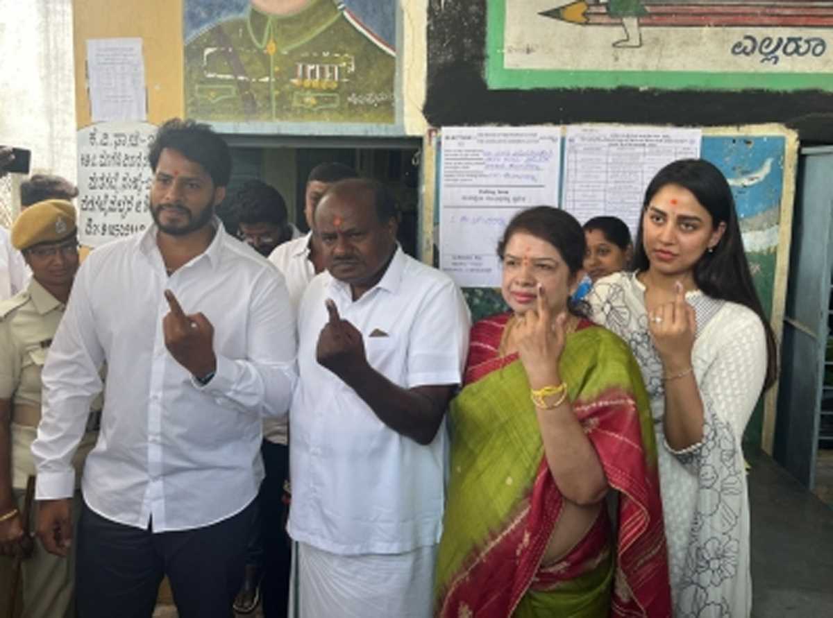 कर्नाटक चुनाव : पूर्व पीएम देवेगौड़ा हेलीकॉप्टर से वोट डालने पहुंचे